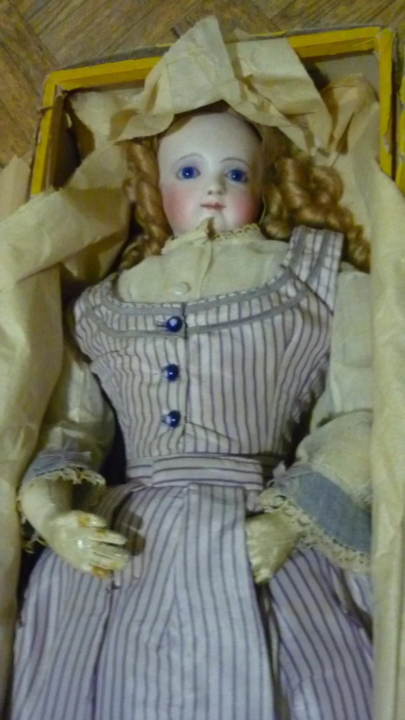 Antique doll for identification, porcelain head, leather body